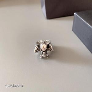 オーバーサイズ通勤スタイルCHROME HEARTSリングコピー ブランド 販売