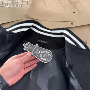 Chrome hearts胸元にクロスを重ねた野球ウエアジャケット
