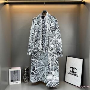 DIORディオールの爆発的なモデルがパリの地図建築要素を襲うデジタルプリントのロングジャケット